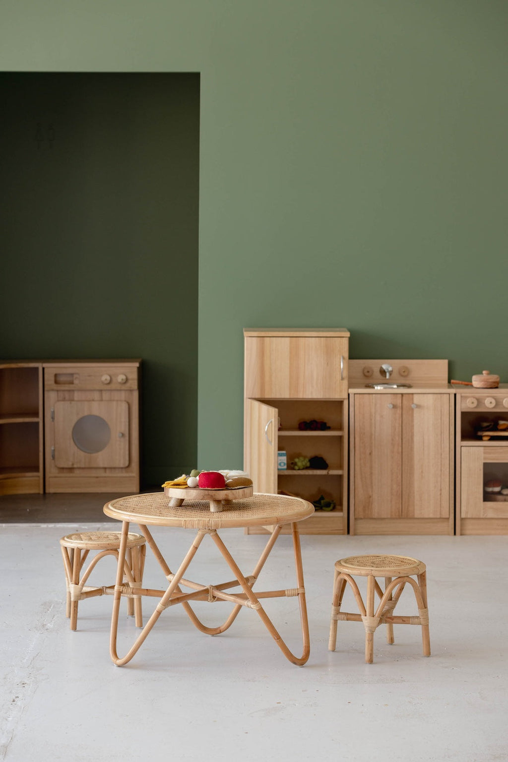 Tas Oak Kitchen Set, Fridge & Quarter Circles