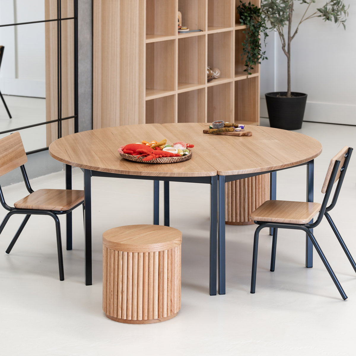 Tas Oak Hardwood Round Table: 35.4 in