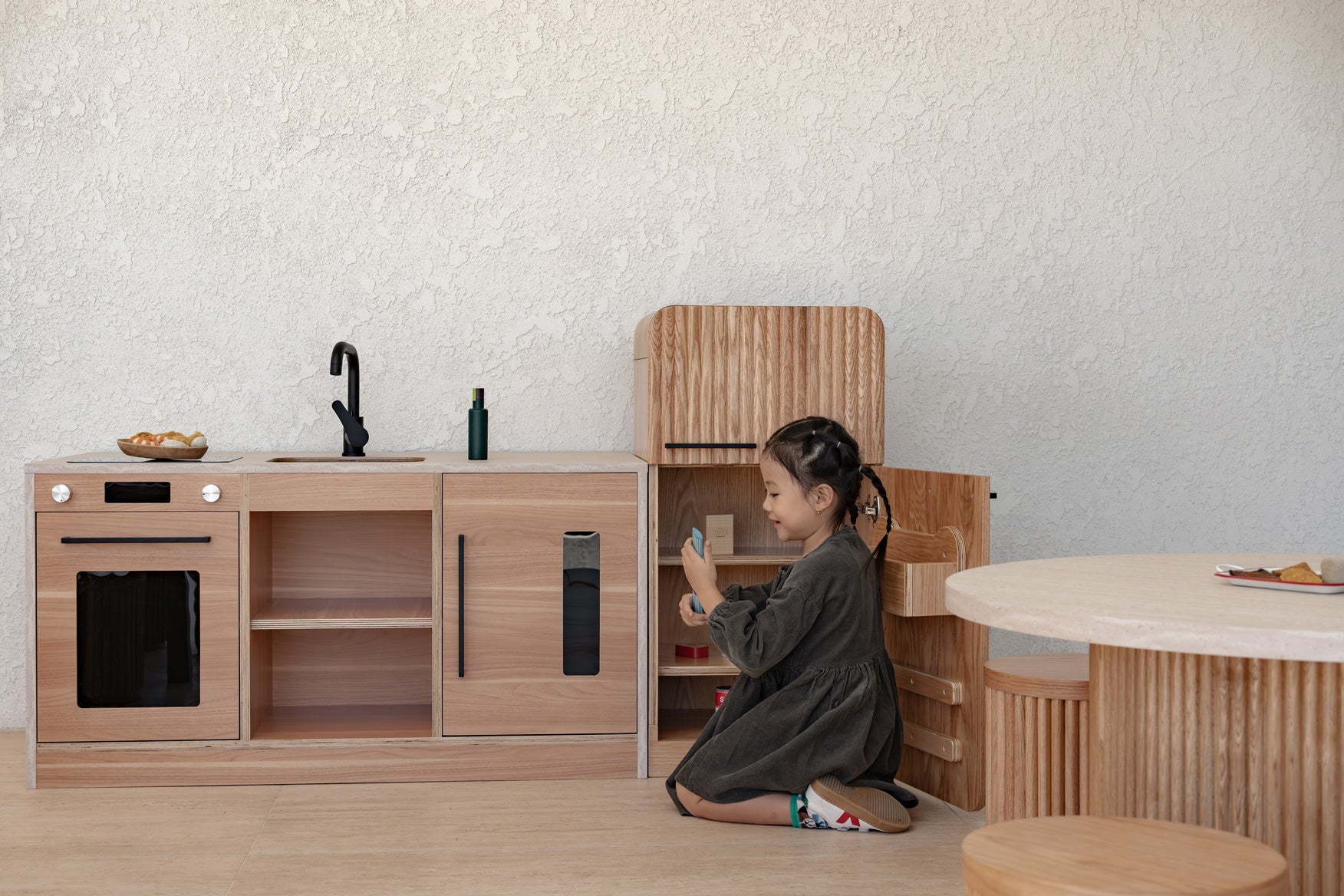 Travertine Kinder Kitchen & Oak Fluted Fridge