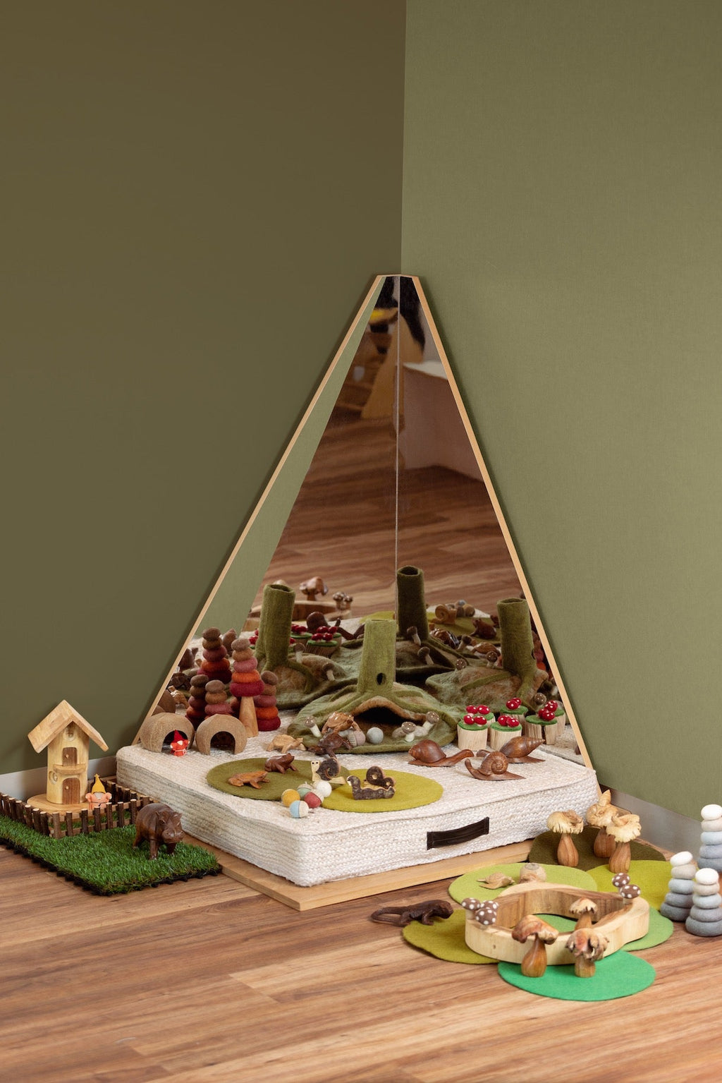 Multi–Angled Mirror and Base