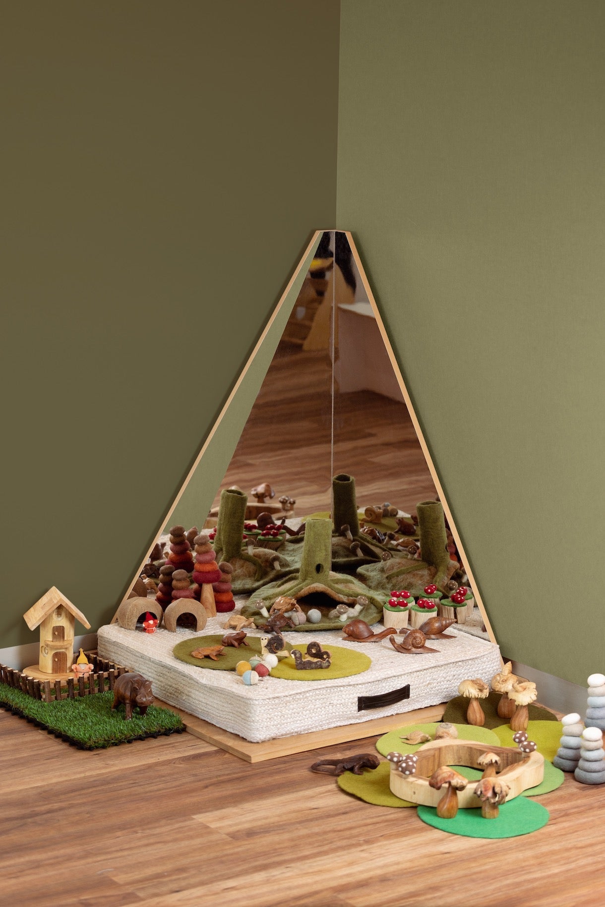 Multi–Angled Mirror and Base