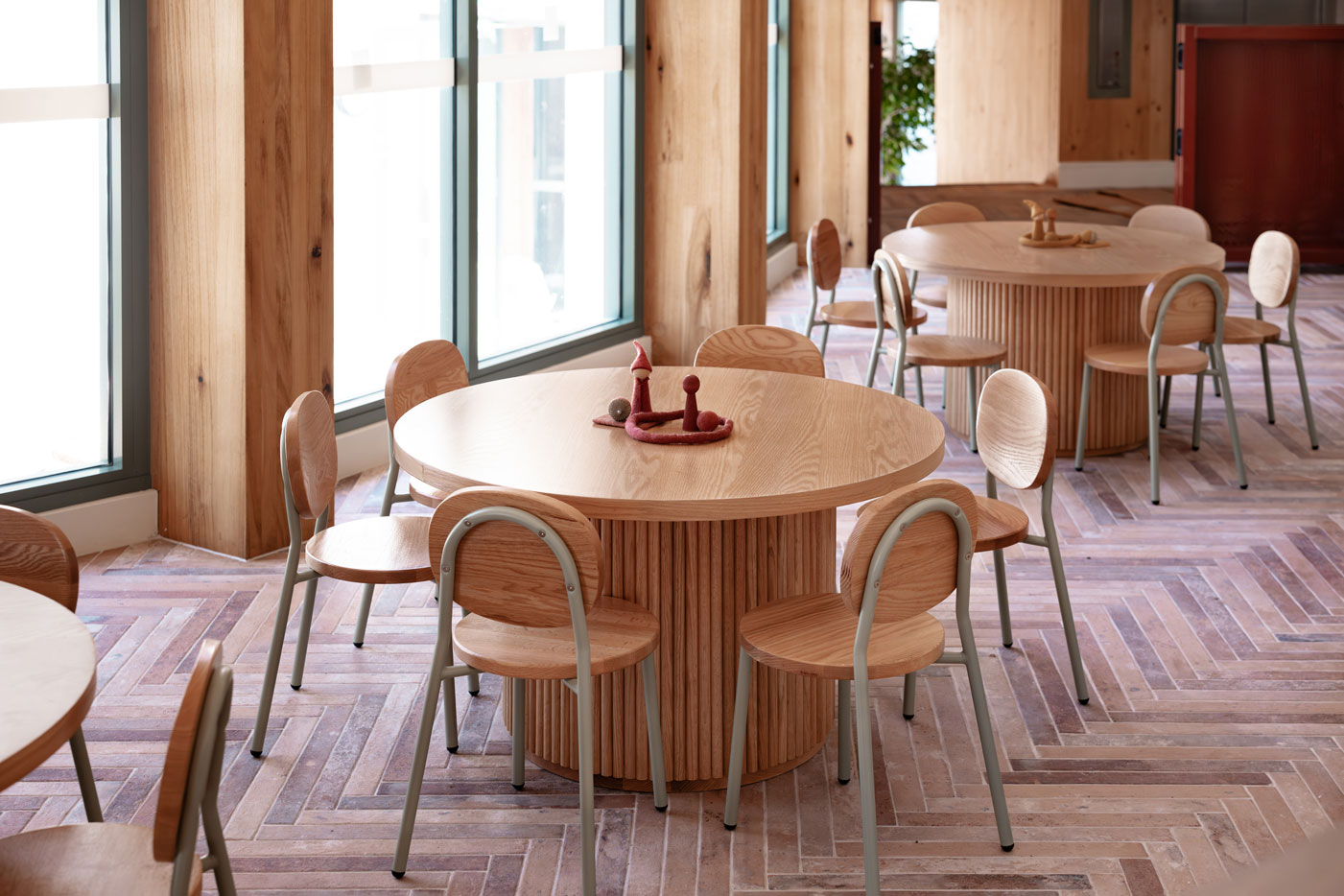 Oak Fluted Round Table